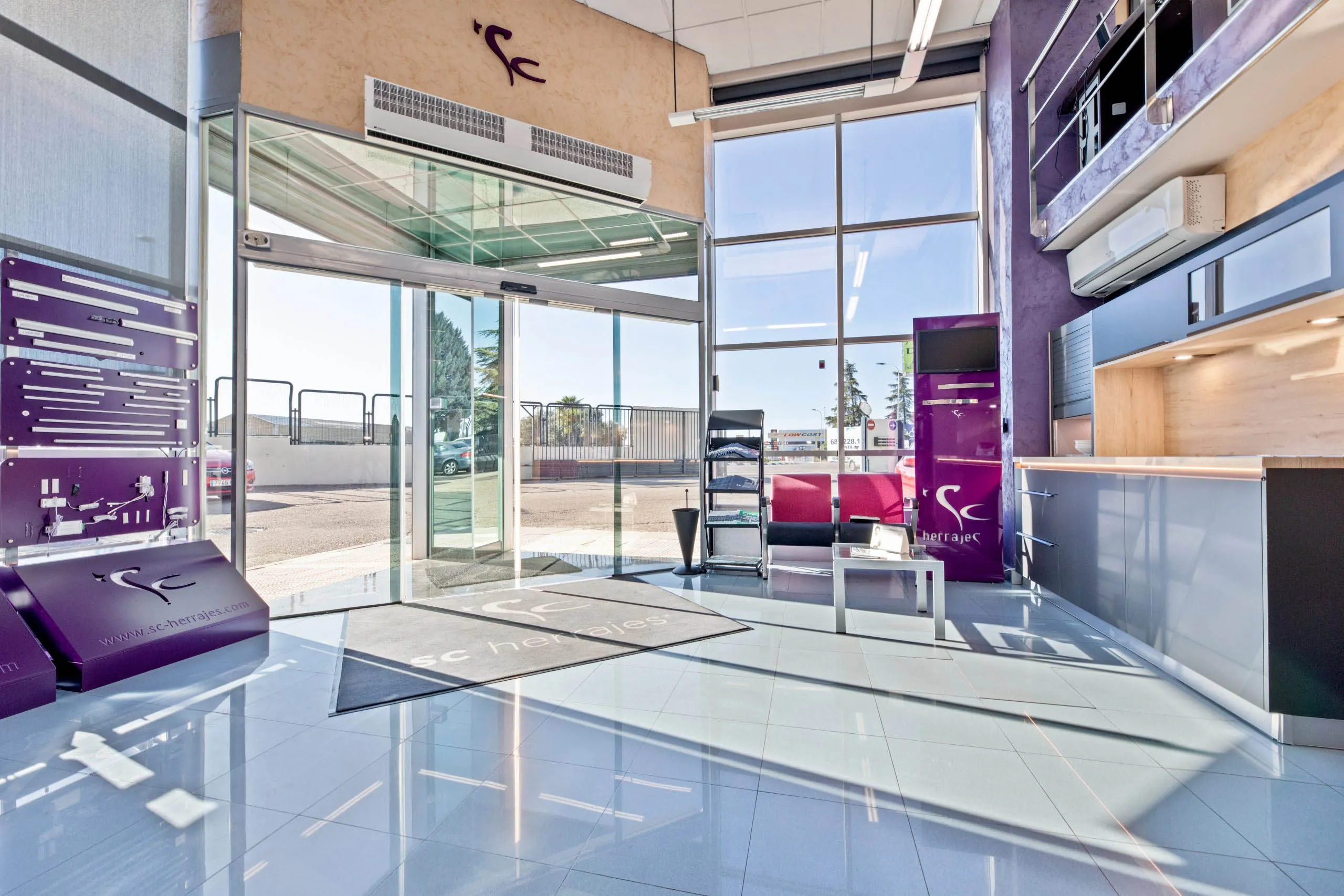 Interior de las oficinas de SC Herrajes